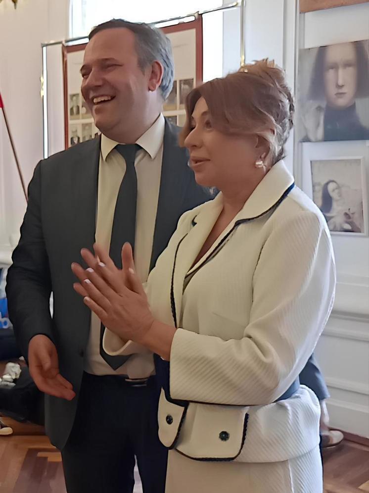 Саратовскую певицу Алену Апину заметили в Батуми с молодым спутником