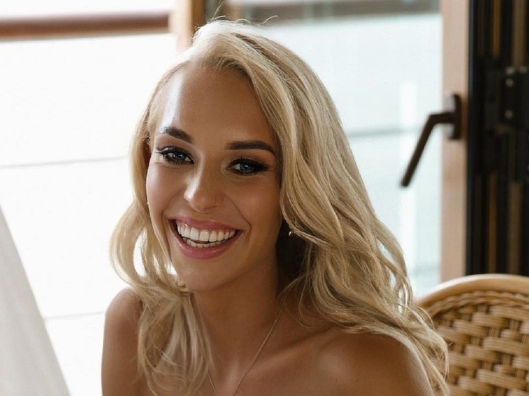 Стройная как тростинка Кудрявцева снялась на пляже в эффектной позе