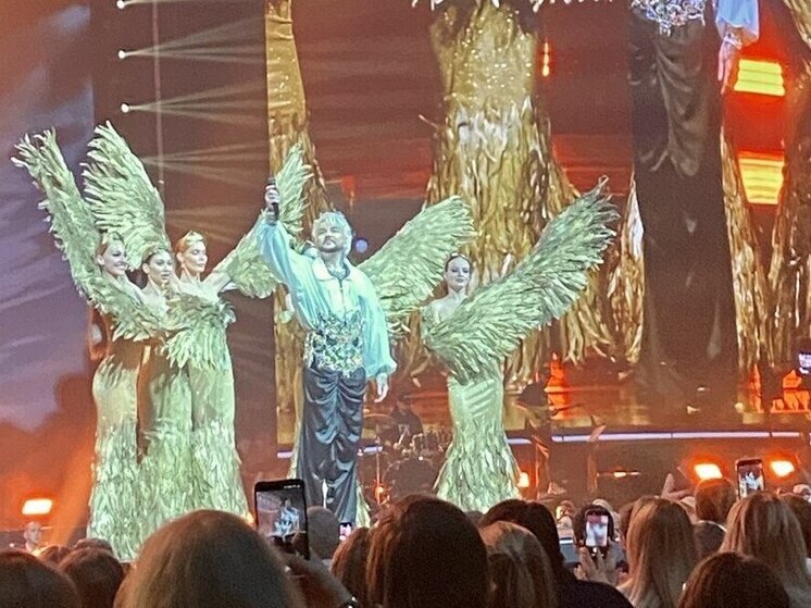 Киркоров прогнул шоу-бизнес и одарил Навку