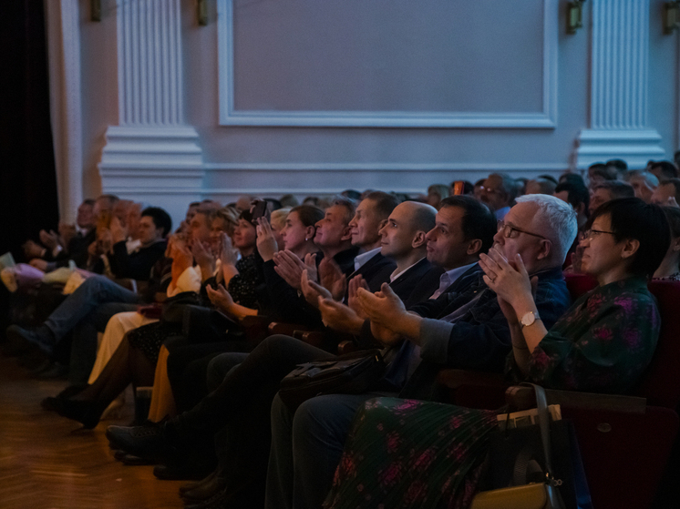 Новосибирск раскупил билеты на два концерта Лолиты