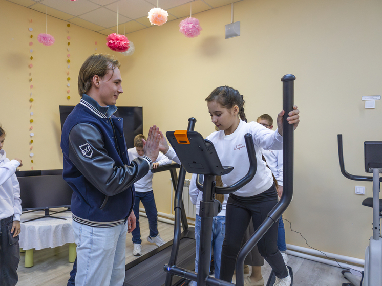 Тульский АКМ передал детям из ребцентра тренажеры и игрушки