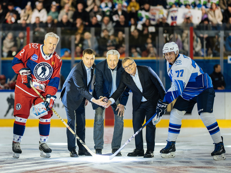 Легенды хоккея провели матч за Полярным кругом