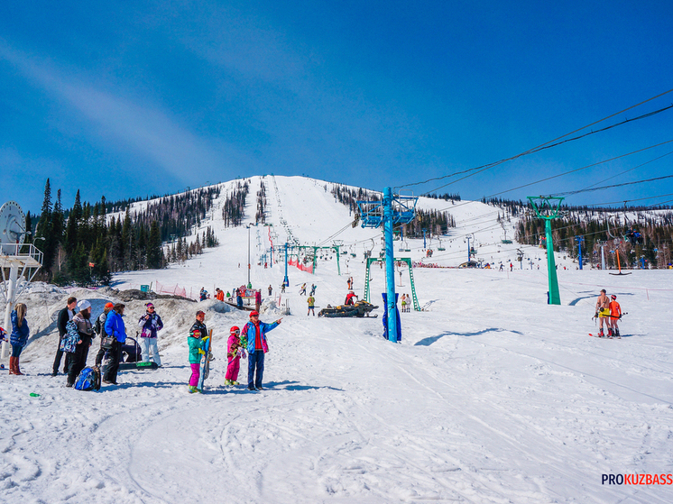 «Упал в ноги зрителям»: Митя Фомин поскользнулся на сцене фестиваля «Грелка» в Шерегеше