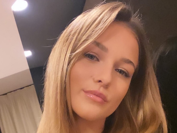 Калинская козырнула длинными и стройными ногами в коротких шортах